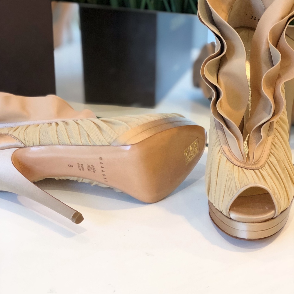 ***NEVER BEEN WORN*** Casadei Ruffle Collar PUMP